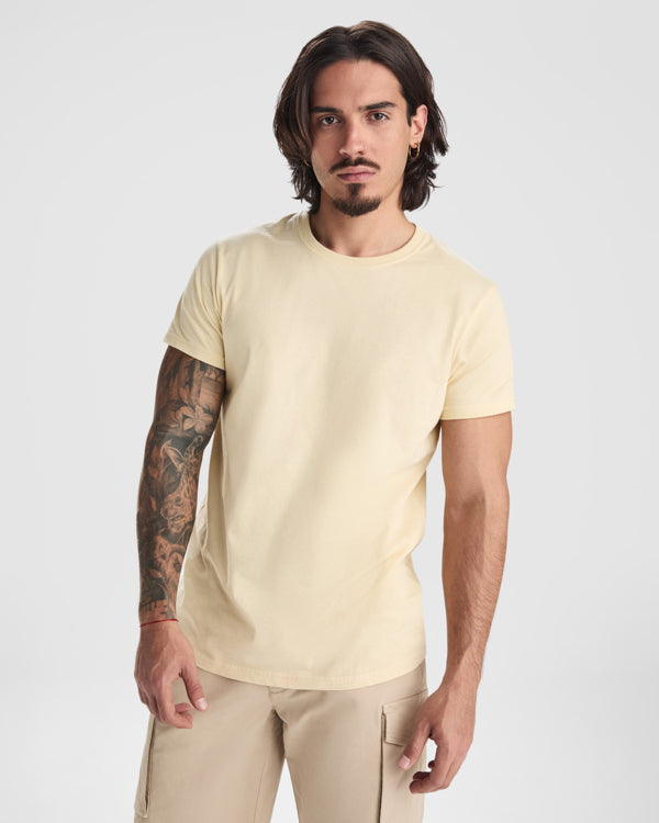 DOGO PREMIUM 6502 de Roly · Modelo con camiseta color arena